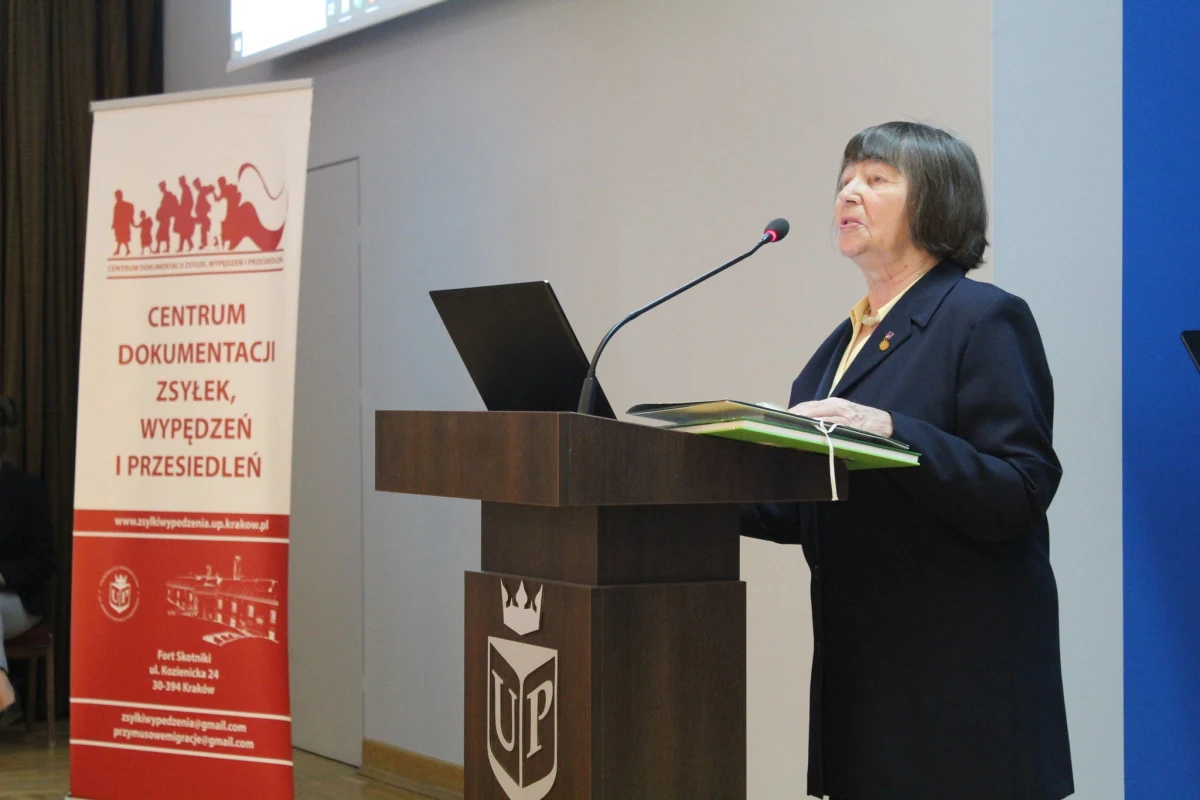 Prezes Krakowskiego Związku Sybiraków Aleksandra Szemioth w trakcie swojego wystąpienia na uroczystościach rocznicowych. Zdjęcie udostępnione przez Centrum Dokumentacji Zsyłek Wypędzeń i Przesiedleń w Krakowie . Prezes Krakowskiego Związku Sybiraków Aleksandra Szemioth w trakcie swojego wystąpienia na uroczystościach rocznicowych. Zdjęcie udostępnione przez Centrum Dokumentacji Zsyłek Wypędzeń i Przesiedleń w Krakowie .