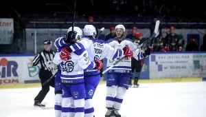 Radość hokeistów z Oświęcimia w meczu z Comarch Cracovią