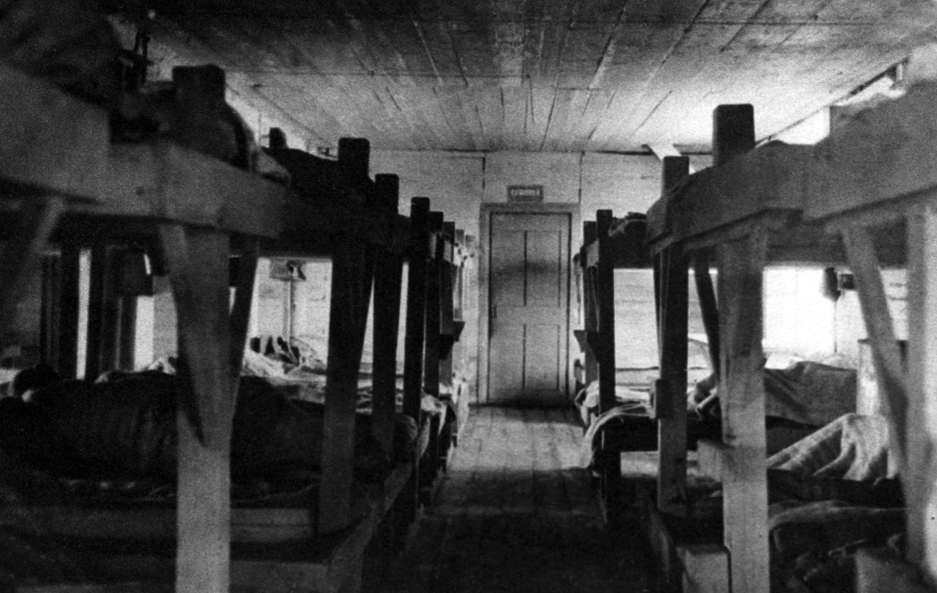 Wnętrze baraku w obozie pracy 'Paniszewski' na Syberii. Zdjęcie z roku 1940. Wnętrze baraku w obozie pracy 'Paniszewski' na Syberii. Zdjęcie z roku 1940.