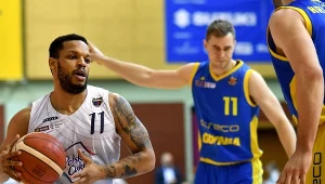 Koszykarz drużyny Polski Cukier Toruń Chris Wright (L) oraz Bartłomiej Wołoszyn (C) i Adam Hrycaniuk (P) z Asseco Arki Gdynia 