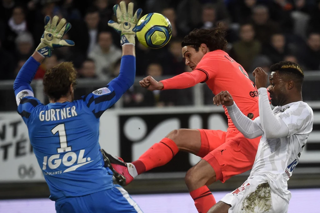 Edinson Cavani kontra Regis Gurtner