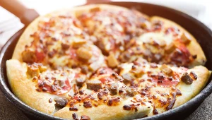 ​To najprostsza i najszybsza pizza, jaką możesz zrobić. Nie musisz nawet włączać piekarnika
