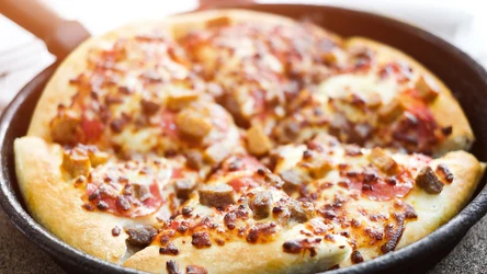 ​To najprostsza i najszybsza pizza, jaką możesz zrobić. Nie musisz nawet włączać piekarnika