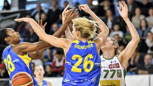 Koszykarka drużyny Pszczółka Polski-Cukier AZS-UMCS Lublin Giedre Labuckiene (z prawej) oraz Kayla Alexander (z lewej) i Sonja Greinacher (w środku) z Arki Gdynia
