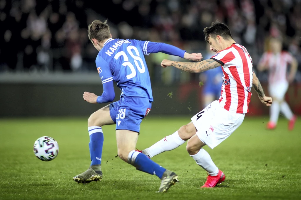 Piłkarz Cracovii Sergiu Hanca (P) i Jakub Kamiński (L) z Lecha Poznań Piłkarz Cracovii Sergiu Hanca (P) i Jakub Kamiński (L) z Lecha Poznań