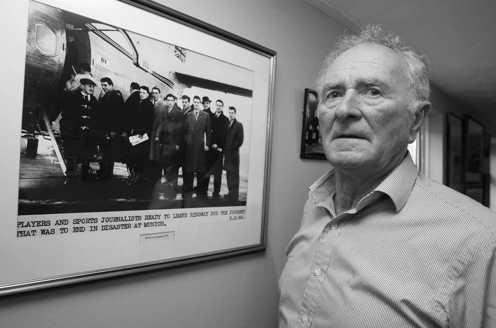 Harry Gregg i zdjęcie sprzed katastrofy Fot. Paul Faith - PA Images via Getty Images Harry Gregg i zdjęcie sprzed katastrofy Fot. Paul Faith - PA Images via Getty Images