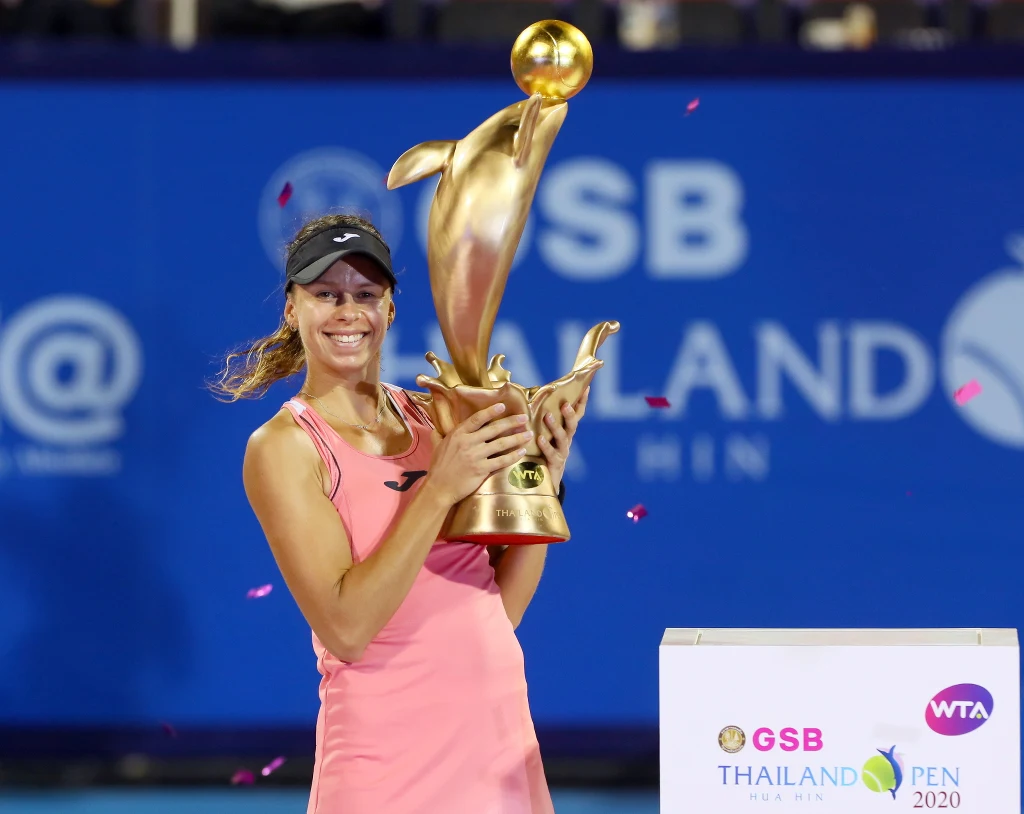 Magda Linette z trofeum za zwycięstwo w Hua Hin