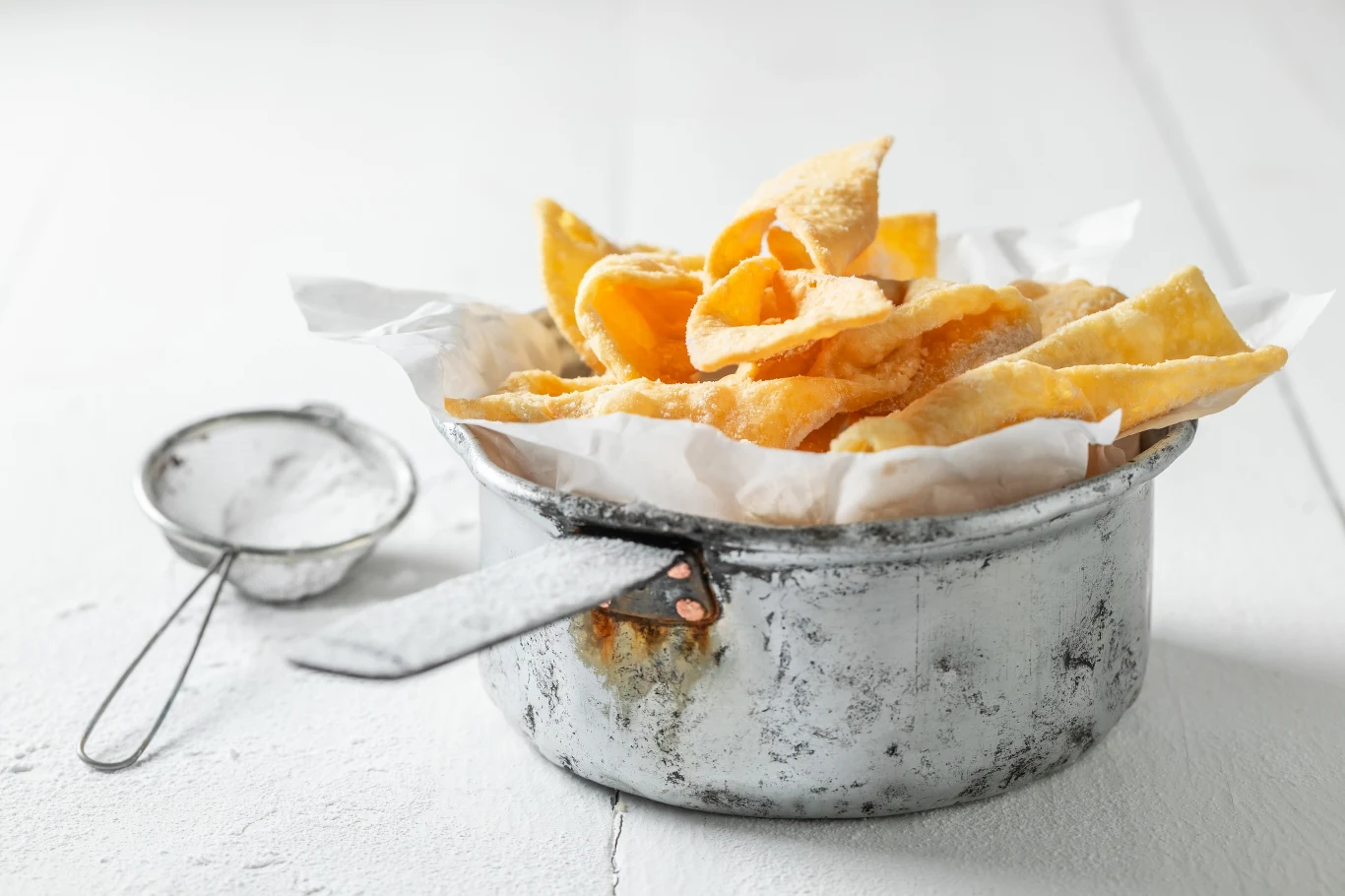 Domowe faworki to przyjemność, którą warto przygotować samemu w Tłusty Czwartek