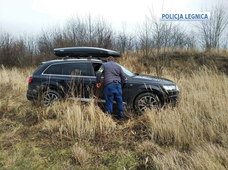 Auto z zapalonym silnikiem stało na łące