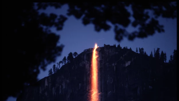 Wodospad Horsetail ma 915 metrów wysokości i jest częścią formacji skalnej El Capitan – jednego z najsłynniejszych fragmentów parku Yosemite.