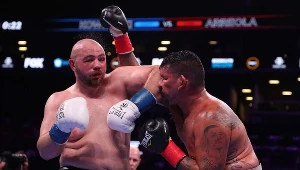 Adam Kownacki tu w pojedynku z Chrisem Arreolą