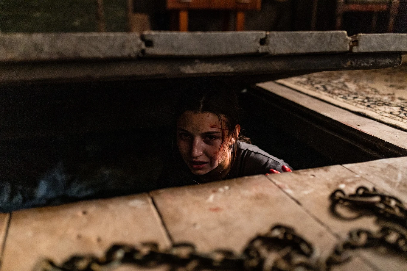 Julia Wieniawa w scenie z filmu "W lesie dziś nie zaśnie nikt"