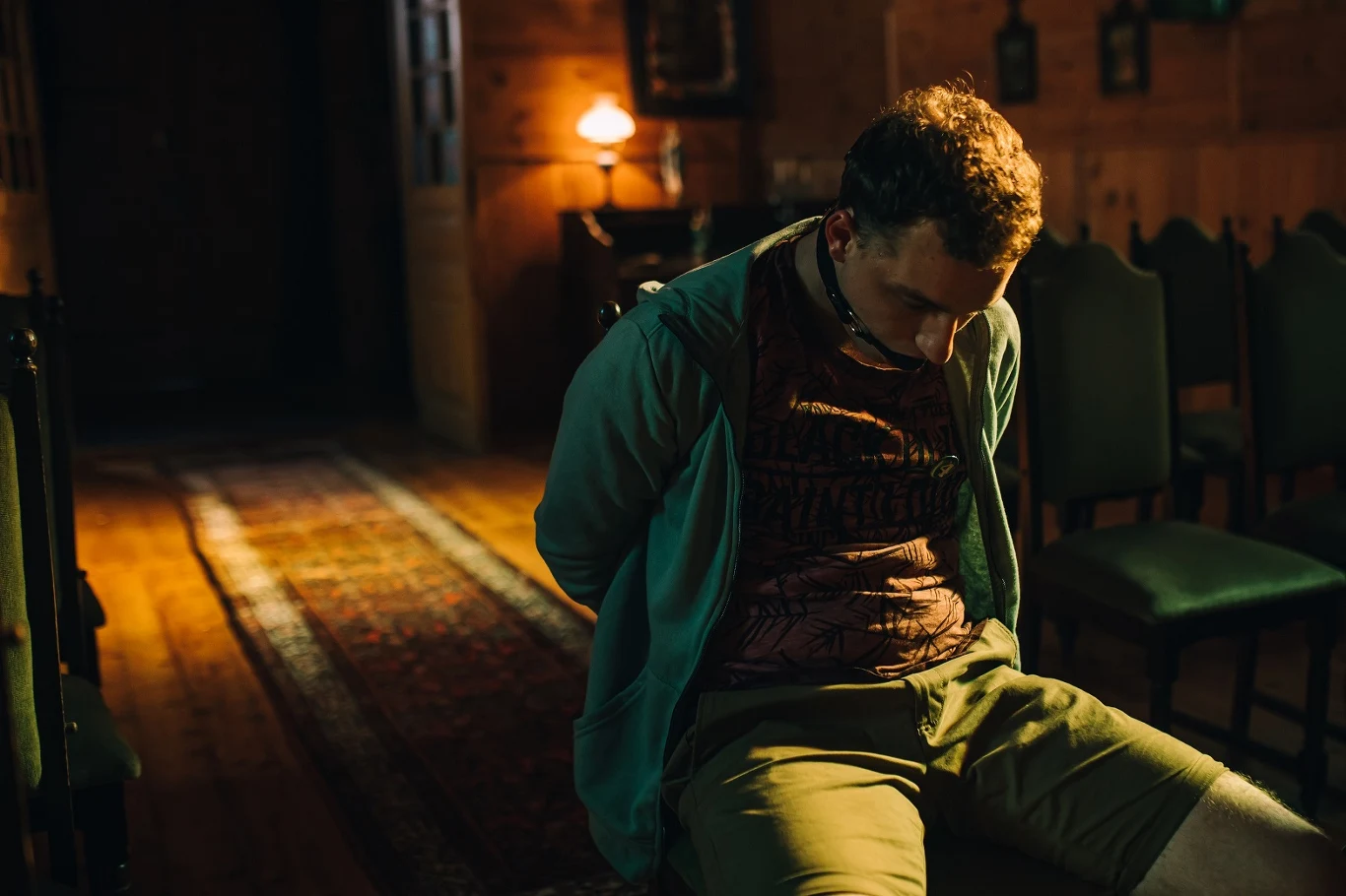Stanisław Cywka w scenie z filmu "W lesie dziś nie zaśnie nikt"