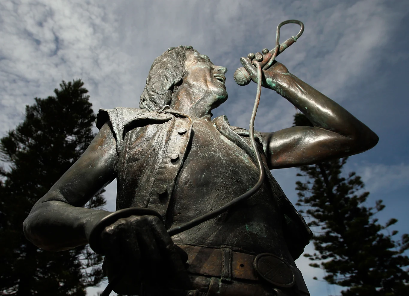 Prochy Scotta zostały złożone na cmentarzu Fremantle. Miejsce ostatniego spoczynku wokalisty stało się miejscem pielgrzymek tysięcy fanów - to najczęściej odwiedzany grób w Australii. W 2008 roku, w odstępie kilku miesięcy, w Perth i w porcie w Fremantle odsłonięto pomniki Scotta (na zdjęciu ten drugi). Miesiąc przed okrągłą 40. rocznicą śmierci Bona Scotta pojawiła się niepotwierdzone jeszcze oficjalnie pogłoski o możliwym powrocie AC/DC na scenę. Za mikrofonem ponownie ma stanąć Brian Johnson, który opuścił grupę w trakcie światowej "Rock or Bust World Tour". Na koncertach w Europie i Ameryce Północnej (w sumie 23 występy od maja do września 2016 r.) zastąpił go Axl Rose, wokalista Guns N' Roses. Po zakończeniu trasy "Rock or Bust World Tour" decyzję o odejściu podjął basista Cliff Williams. Z kolei w 2014 r. gitarzystę Malcolma Younga zastąpił jego kuzyn Stevie Young. W końcówce 2017 r. Angus Young przeżył dwie osobiste tragedie - 23 października zmarł jego brat George Young, który był współproducentem AC/DC na początku kariery, a niespełna miesiąc później (18 listopada) odszedł Malcolm Young.