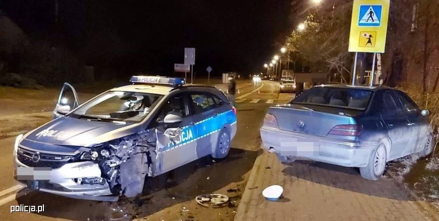 Pijany kierowca najpierw wjechał w radiowóz, a potem potrącił policjanta Pijany kierowca najpierw wjechał w radiowóz, a potem potrącił policjanta