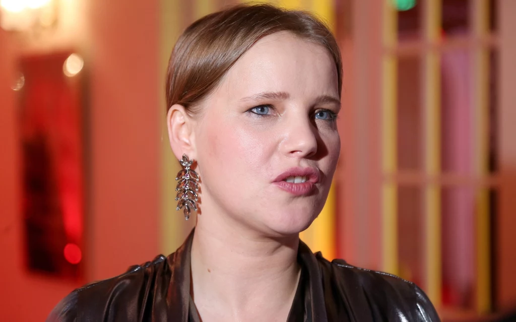 Joanna Kulig dba o detale. Do prostych stylizacji wybiera ekscentryczną biżuterię