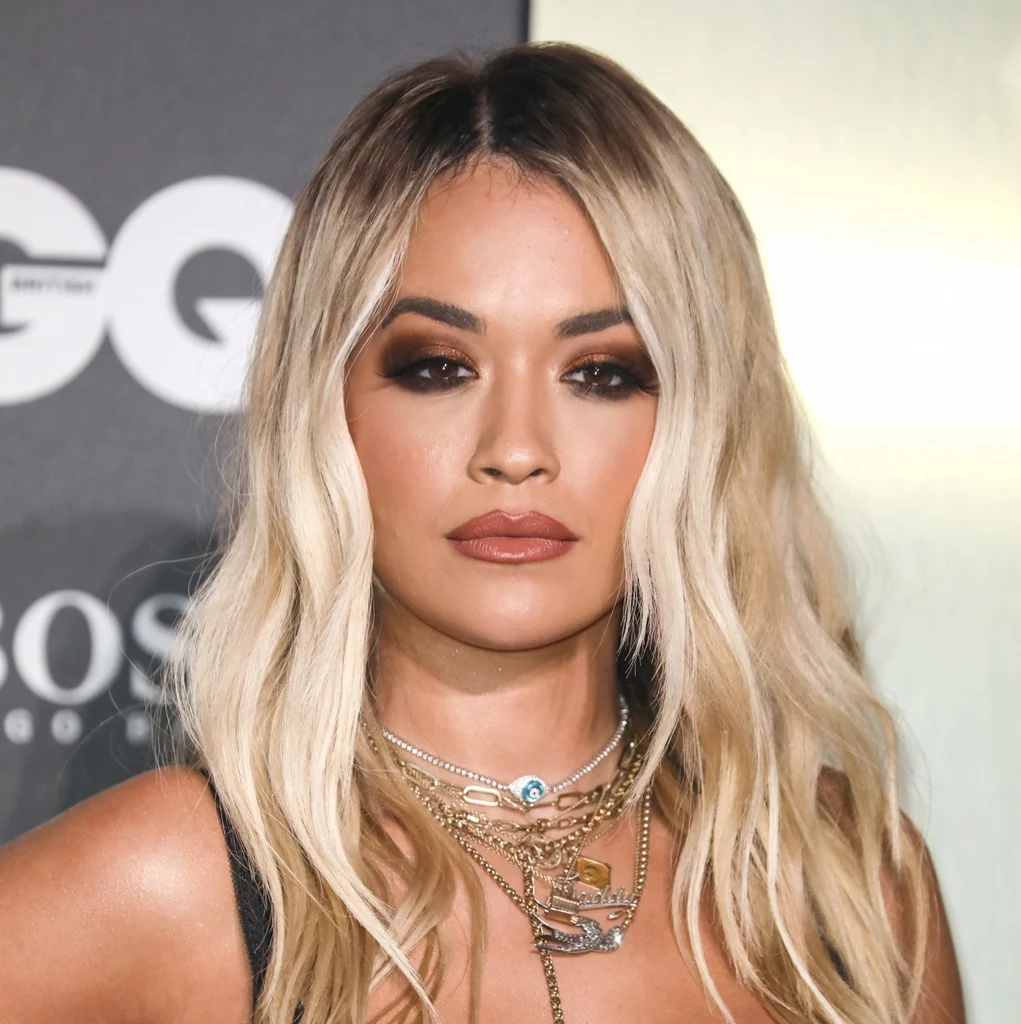 Rita Ora jest znana z tego, że uwielbia kreacje, które więcej odkrywają, niż zakrywają