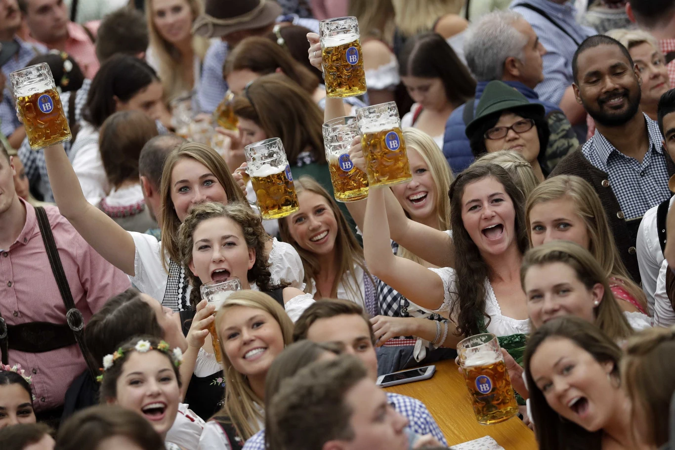 Młodzi Niemcy (a właściwie Niemki) bawią się na Oktoberfest Młodzi Niemcy (a właściwie Niemki) bawią się na Oktoberfest