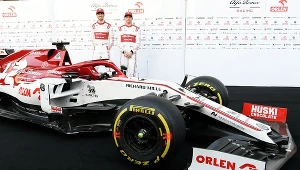 Bolid na pierwszym planie, w tle Antonio Giovinazzi i Kimi Räikkönen