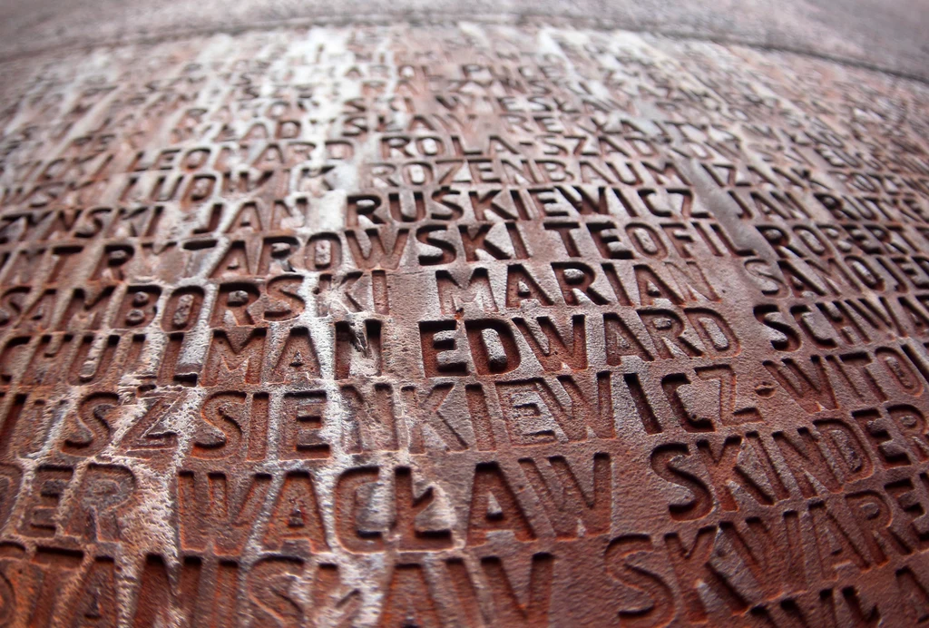Imiona i nazwiska zamordowanych w Katyniu wypisane na ścianie pamięci