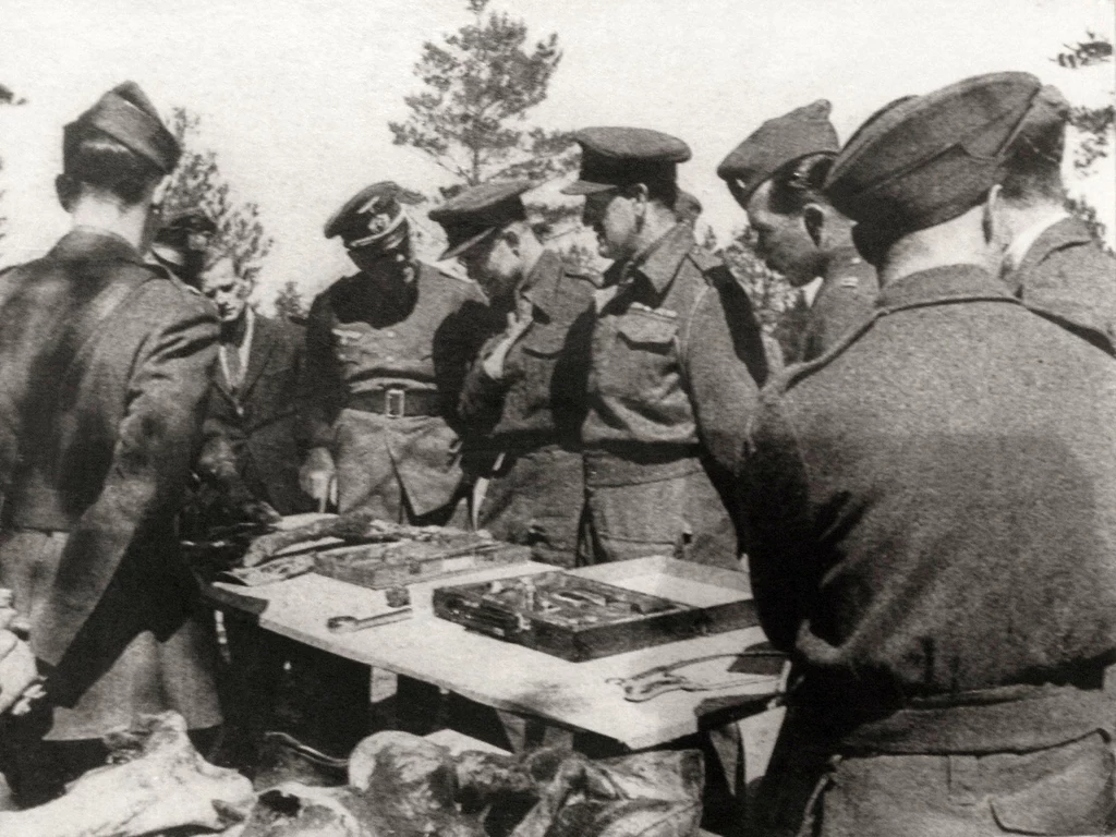 Międzynarodowa komisja lekarska ogląda dowody zbrodni katyńskiej w 1943 roku