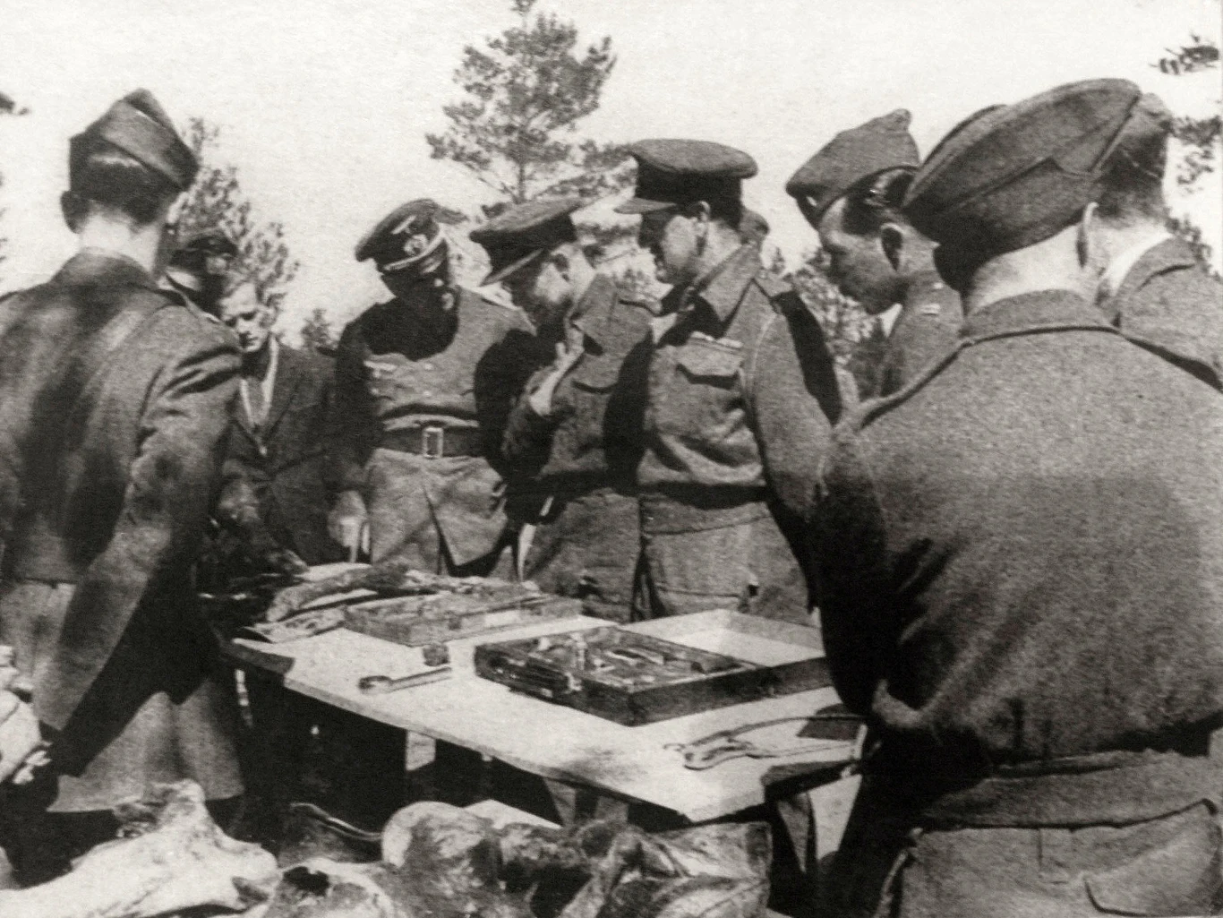 Międzynarodowa komisja lekarska ogląda dowody zbrodni katyńskiej w 1943 roku Międzynarodowa komisja lekarska ogląda dowody zbrodni katyńskiej w 1943 roku