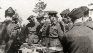 Międzynarodowa komisja lekarska ogląda dowody zbrodni katyńskiej w 1943 roku