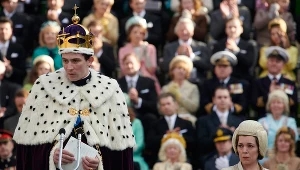 Josh O'Connor z Olivią Colman w serialu "The Crown"