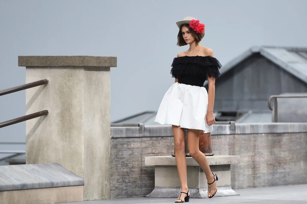 Modelka Kaia Gerber podczas pokazu marki Chanel 