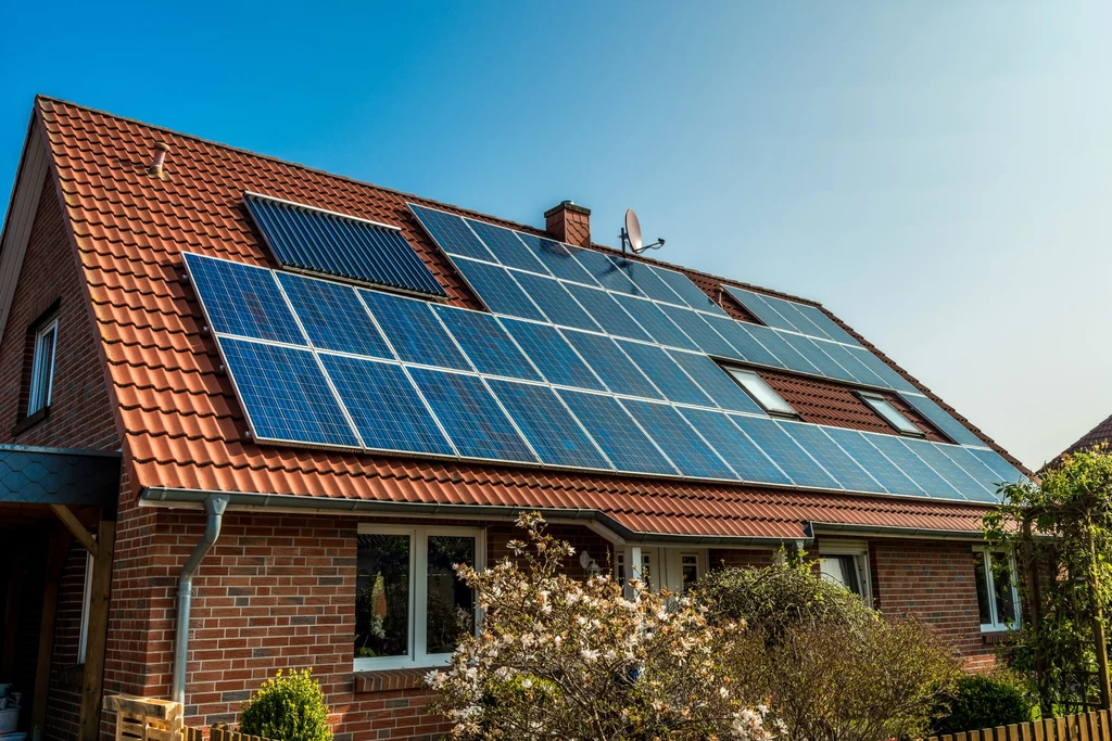 Operator sieci przesyłowej energii elektrycznej PSE ograniczył w niedzielę moc polskich źródeł fotowoltaicznych o ok. 2,2 GW w celu zbilansowania systemu elektroenergetycznego. Produkcja OZE była zbyt wysoka w stosunku do potrzeb systemu i możliwości eksportu.