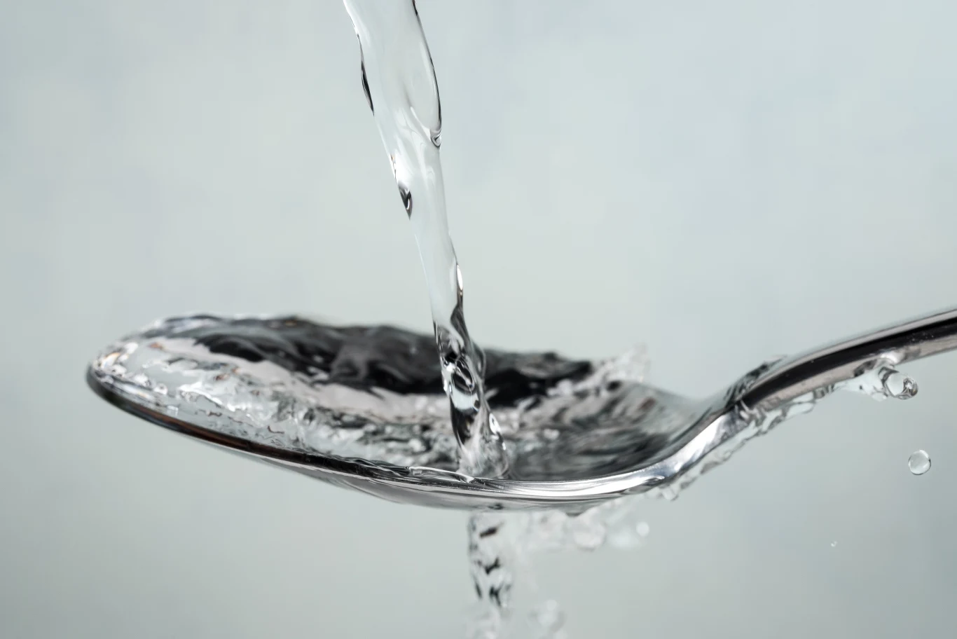 Ocet pomoże usunąć żółte plamy z deski