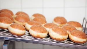 Pączki w tłusty czwartek 2023 najdroższe od lat. Ceny podniosła też Magda Gessler.
