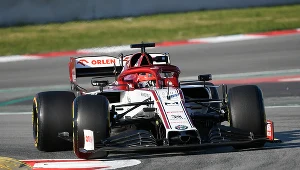 Robert Kubica podczas testów na torze w Barcelonie w bolidzie Alfa Romeo Racing Orlen. Zespół od 2026 roku ma zmienić nazwę na Audi-Sauber