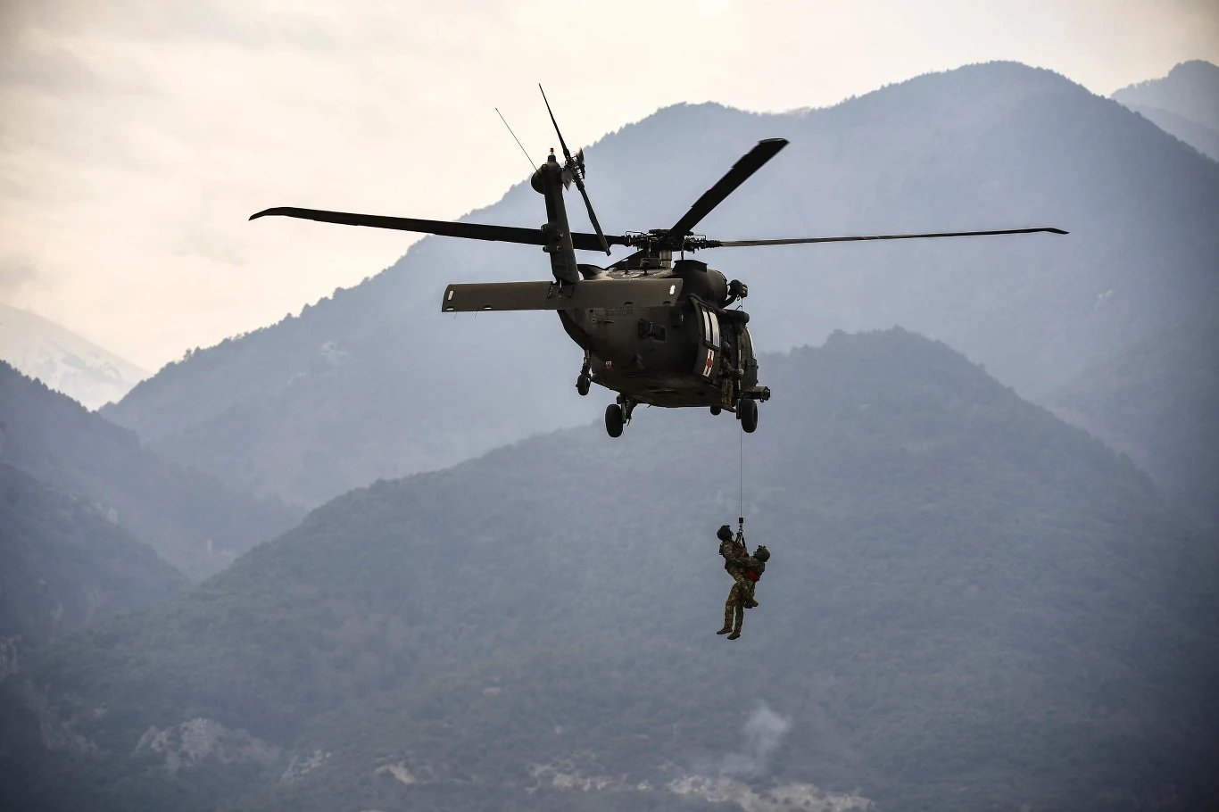 Grecy jako śmigłowce średnie wykorzystują legendarne UH-1, które zasłynęły podczas wojny w Wietnamie. Jako śmigłowce rozpoznawcze służą OH-58 Kiowa, które Grecy otrzymali jako dar dla jednego z kluczowych sojuszników USA. Śmigłowce ciężkie to głównie amerykańskie CH-47 – 15 używanych, otrzymanych od USA i 10 kupionych jako nowe.
