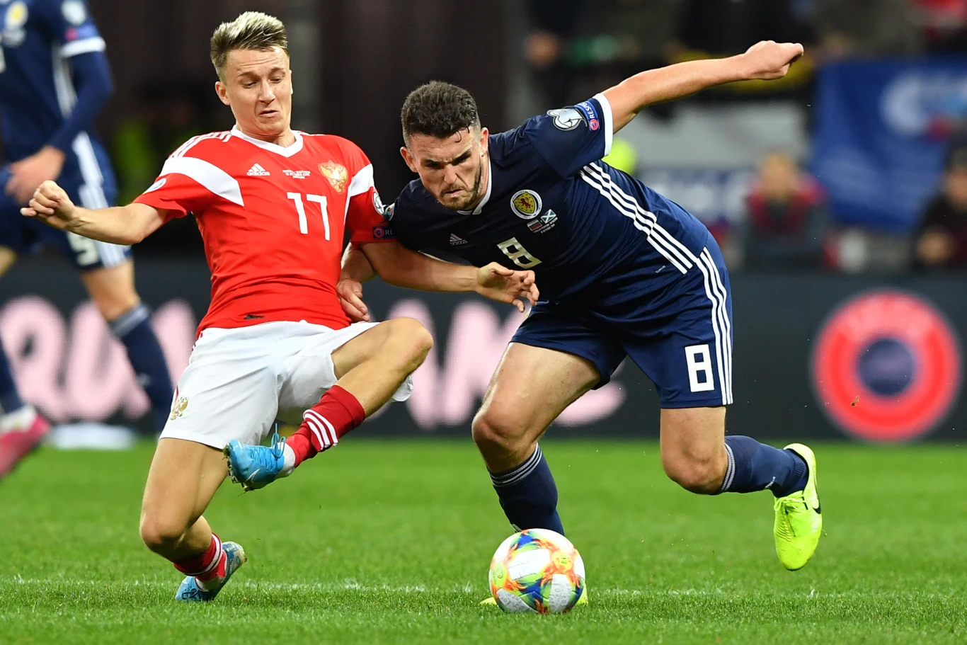 Rosyjski pomocnik bardzo często wypowiada się na temat esportu, którego jest wielkim fanem. Zarówno dużo gra, jak i interesuje się międzynarodowymi rozgrywkami.