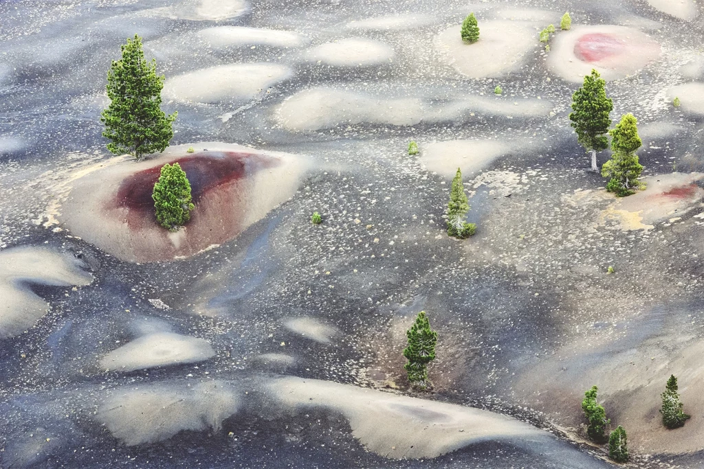 Park Narodowy Lassen Volcano to nie tylko barwne wydmy. Miejsce z pewnością spodoba się miłośnikom wulkanów. Można tu obejrzeć różne ich typy. Park Narodowy Lassen Volcano to nie tylko barwne wydmy. Miejsce z pewnością spodoba się miłośnikom wulkanów. Można tu obejrzeć różne ich typy.