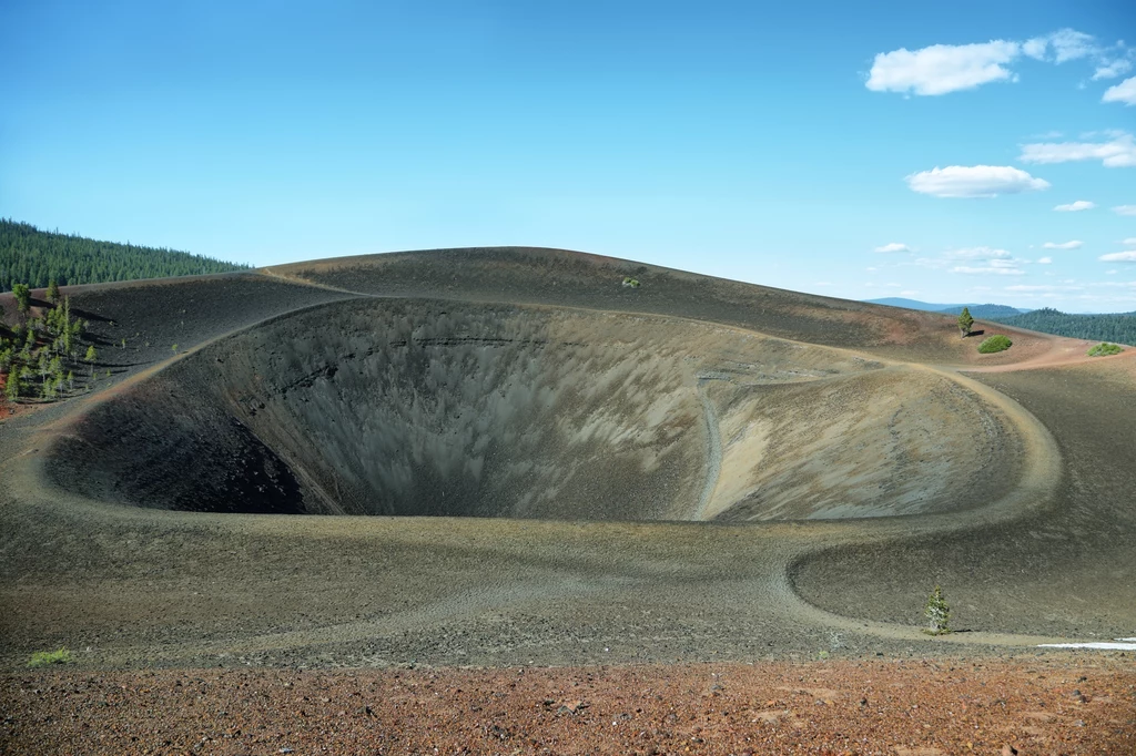 Najlepszy widok uzyskamy wspinając się na pobliski Cinder Cone. Najlepszy widok uzyskamy wspinając się na pobliski Cinder Cone.