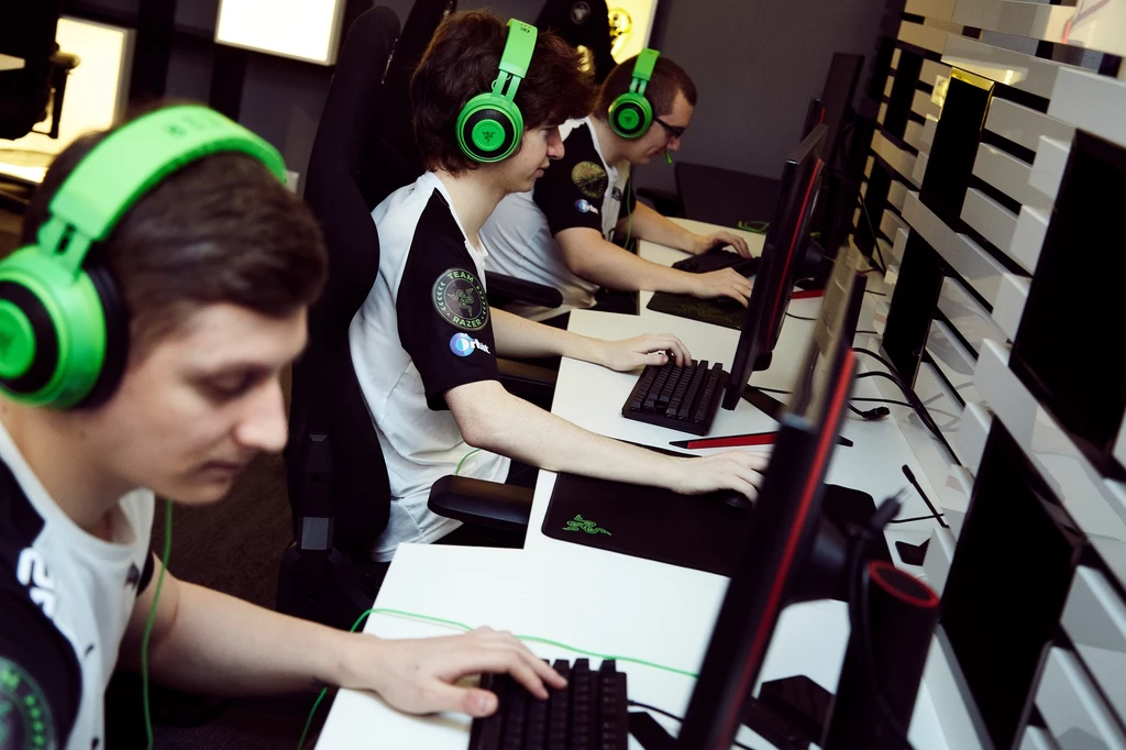 x-kom AGO dołącza do znakomitej grupy zespołów esportowych pod szyldem Team Razer, w której skład wchodzą najlepsze drużyny, takie jak mistrzowie ESL One: New York 2019 - Evil Geniuses i niemiecki zespół mousesports. x-kom AGO dołącza do znakomitej grupy zespołów esportowych pod szyldem Team Razer, w której skład wchodzą najlepsze drużyny, takie jak mistrzowie ESL One: New York 2019 - Evil Geniuses i niemiecki zespół mousesports.
