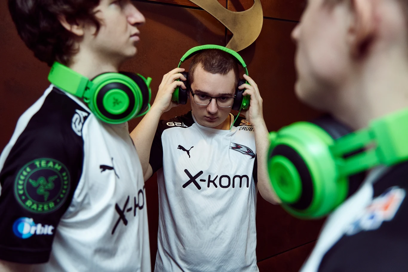 Idąc za przykładami znanymi z konwencjonalnych treningów sportowych, do śledzenia aktywności graczy oraz trenerów są wykorzystywane między innymi czujniki noszone na ciele, wspomagane przez zindywidualizowane oprogramowanie i implementacje AI, aby wyróżnić obszary wymagające poprawy. To podejście, innowacyjne dla esportu, sprawdziło się już w wielu innych dziedzinach sportu, od piłki nożnej i kolarstwa, na gimnastyce i lekkiej atletyce kończąc.