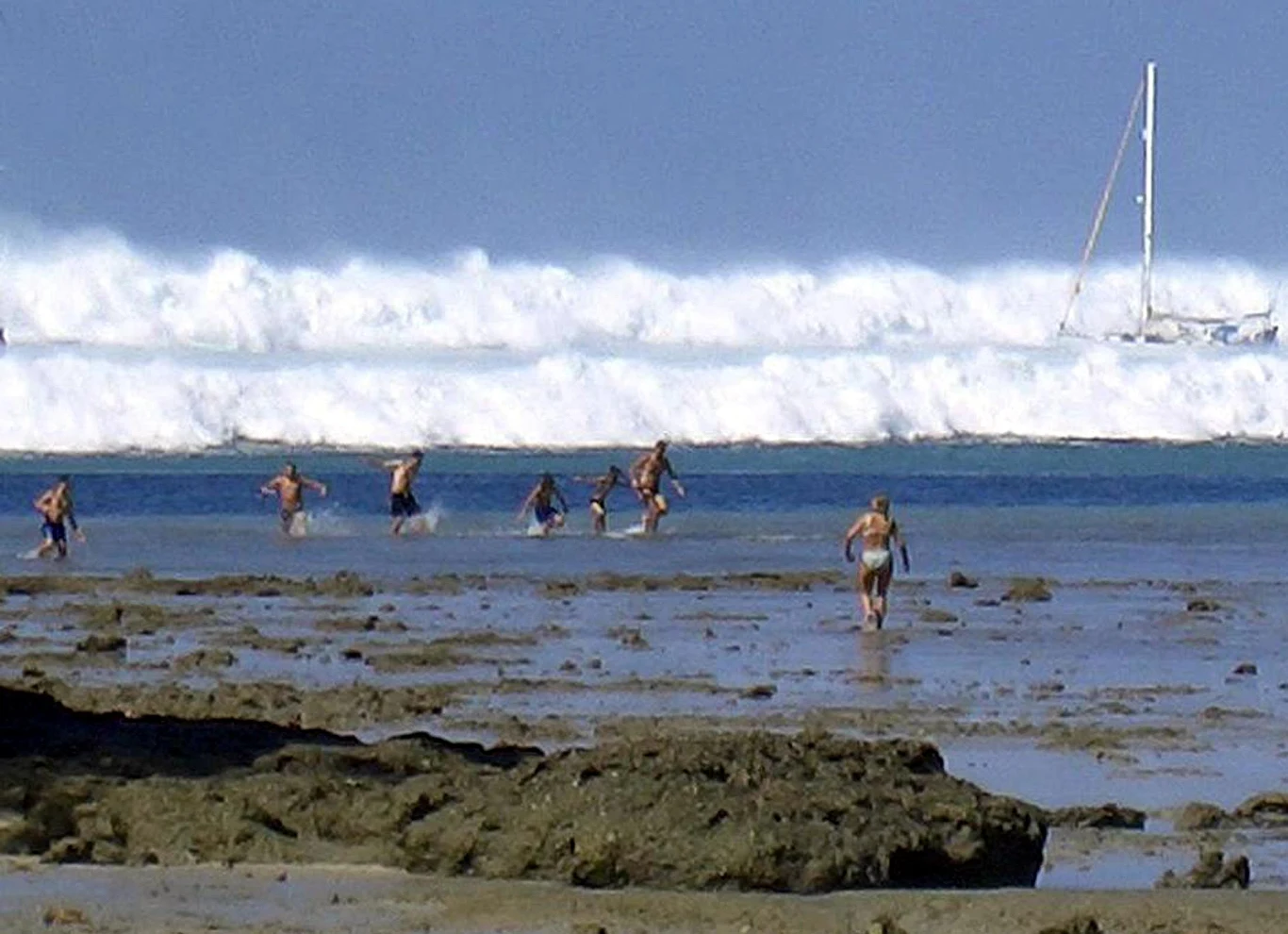 26 grudnia 2004, Hat Rai Lay Beach. Tsunami uderza w wybrzeże Tajlandii 26 grudnia 2004, Hat Rai Lay Beach. Tsunami uderza w wybrzeże Tajlandii