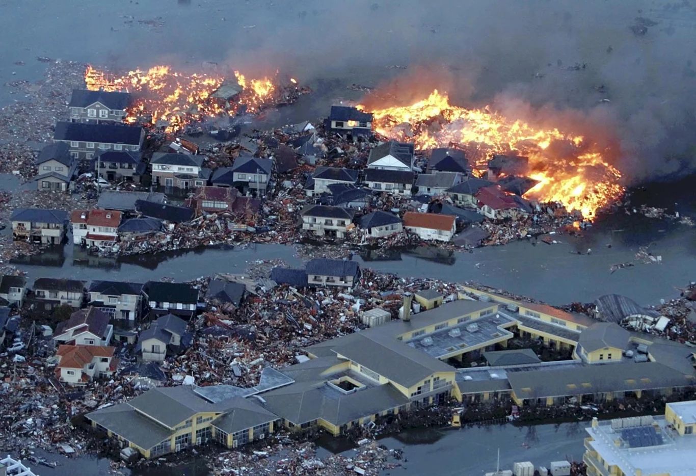 Trzęsienie ziemi, pożar i powódź jednocześnie. Tsunami to brutalna, niszczycielska siła. Japońskie miasto Natori, marzec 2011 Trzęsienie ziemi, pożar i powódź jednocześnie. Tsunami to brutalna, niszczycielska siła. Japońskie miasto Natori, marzec 2011