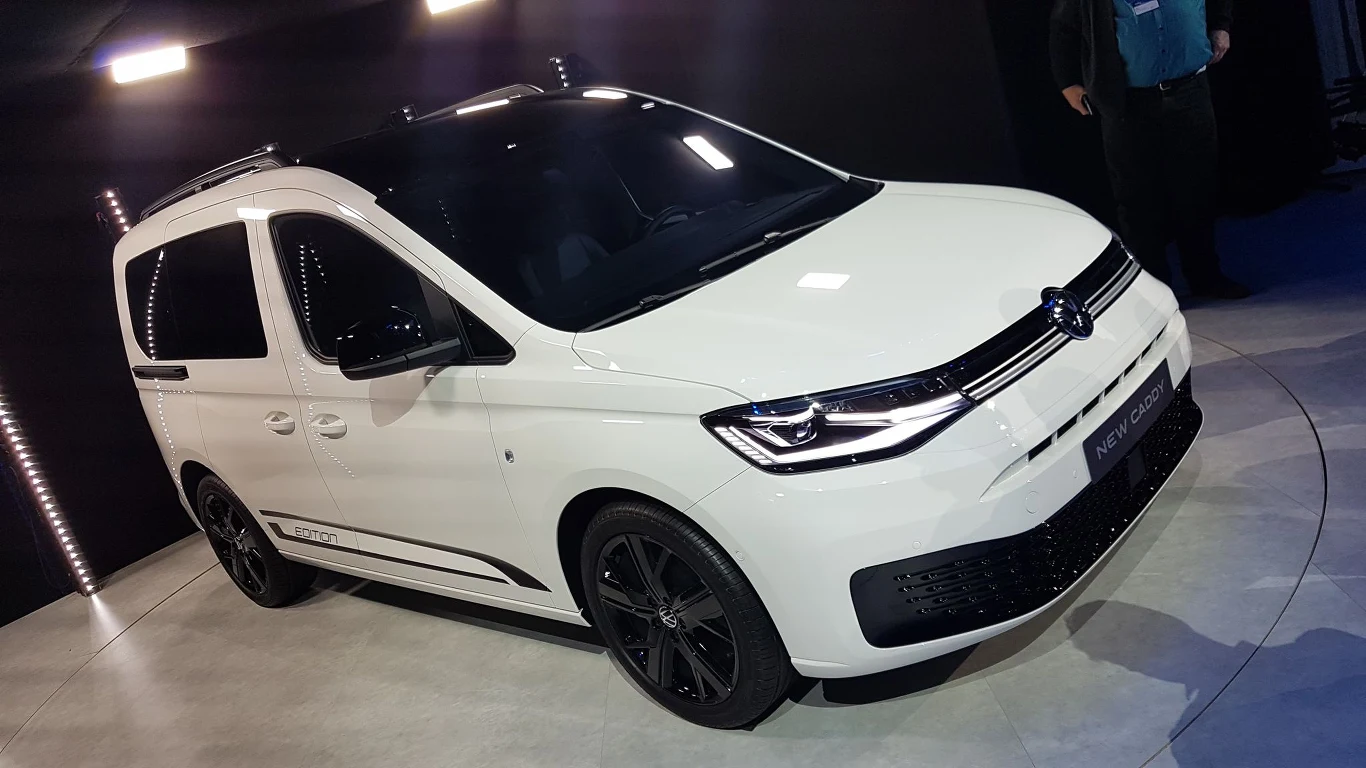 Sześć z dziewiętnastu systemów wsparcia kierowcy zamontowanych na pokładzie nowego Caddy to systemy zupełnie nowe. Jest wśród nich ‘Asystent Podróży – Travel Assist’, po raz pierwszy oferowany w samochodzie dostawczym i zapewniający wsparcie prowadzenia w pełnym zakresie osiąganych prędkości. System wspomagania jazdy jest aktywowany za pomocą kierownicy wielofunkcyjnej. W nowym Caddy znajdziemy również takie systemy jak: Trailer Assist – podobny do tego, który znajduje się w Crafterze asystent znacznie ułatwiający manewrowanie z przyczepą oraz asystent boczny – Side Assist – ze zintegrowanym systemem ostrzegania o ruchu za pojazdem Rear Traffic Alert. Funkcjonujące już wcześniej w Caddy systemy zostały teraz znacznie rozszerzone i zaktualizowane o nowe funkcje. Sześć z dziewiętnastu systemów wsparcia kierowcy zamontowanych na pokładzie nowego Caddy to systemy zupełnie nowe. Jest wśród nich ‘Asystent Podróży – Travel Assist’, po raz pierwszy oferowany w samochodzie dostawczym i zapewniający wsparcie prowadzenia w pełnym zakresie osiąganych prędkości. System wspomagania jazdy jest aktywowany za pomocą kierownicy wielofunkcyjnej. W nowym Caddy znajdziemy również takie systemy jak: Trailer Assist – podobny do tego, który znajduje się w Crafterze asystent znacznie ułatwiający manewrowanie z przyczepą oraz asystent boczny – Side Assist – ze zintegrowanym systemem ostrzegania o ruchu za pojazdem Rear Traffic Alert. Funkcjonujące już wcześniej w Caddy systemy zostały teraz znacznie rozszerzone i zaktualizowane o nowe funkcje.