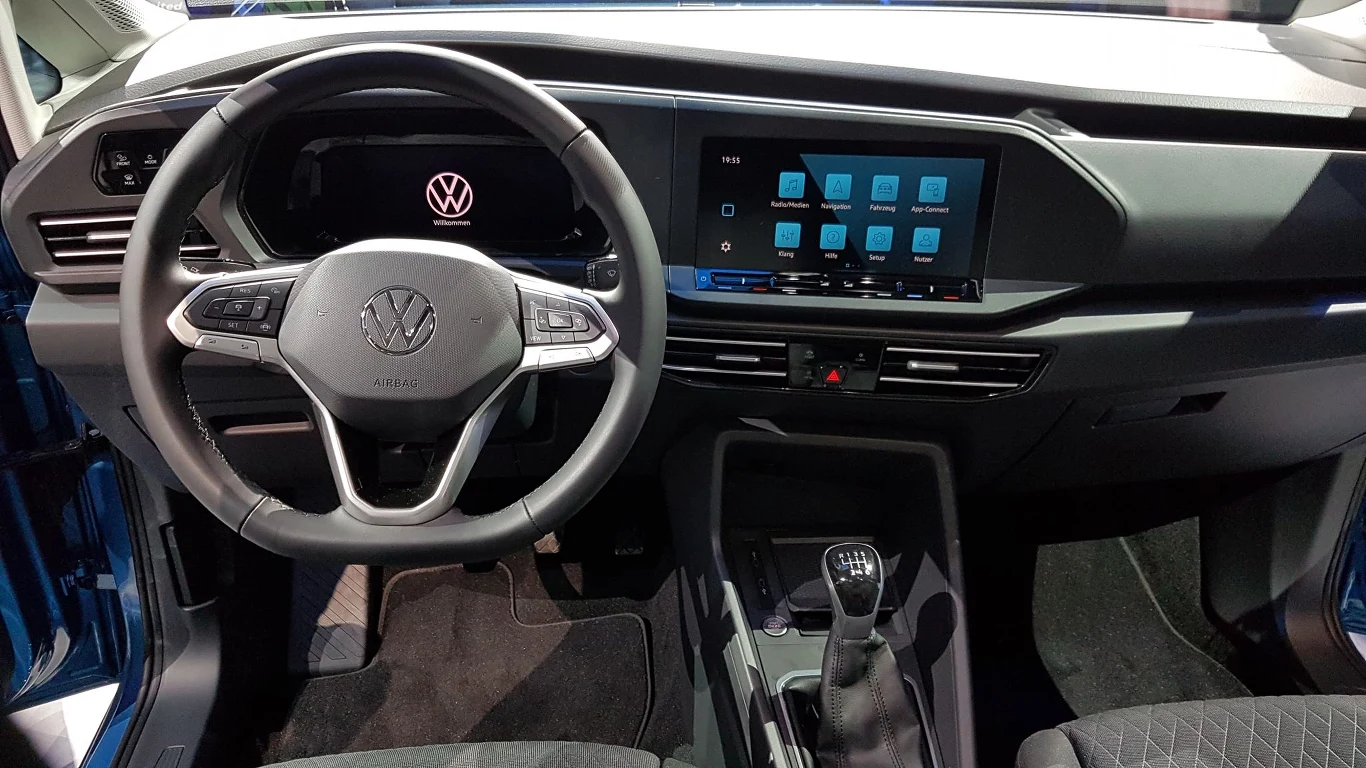 Wskaźniki i elementy obsługi zostały gruntownie przeprojektowane. Nowy, cyfrowy kokpit ‘Digital Cockpit’ (opcjonalny, w pełni cyfrowy zestaw zegarów i wskaźników) oraz radio i infotainment (wyświetlacze o przekątnej od 6,5 do 10 cali), składają się na interaktywne interfejsy systemu dostępnego zarówno dla kierowcy, jak i dla pasażera na przednim fotelu. Połączenie cyfrowego kokpitu i najwyższego stopnia rozbudowy systemu nawigacji z 10-calowym wyświetlaczem, tworzy nowy, w pełni cyfrowy krajobraz wskaźników i elementów obsługi, czyli ‘Invision Cockpit’. Za pośrednictwem jednostki komunikacyjnej online (OCU) ze zintegrowanym systemem eSIM, systemy infotainment mają dostęp do mobilnych usług i funkcji online "Volkswagen We", co oznacza, że nowy Caddy jest zawsze podłączony do sieci. Wskaźniki i elementy obsługi zostały gruntownie przeprojektowane. Nowy, cyfrowy kokpit ‘Digital Cockpit’ (opcjonalny, w pełni cyfrowy zestaw zegarów i wskaźników) oraz radio i infotainment (wyświetlacze o przekątnej od 6,5 do 10 cali), składają się na interaktywne interfejsy systemu dostępnego zarówno dla kierowcy, jak i dla pasażera na przednim fotelu. Połączenie cyfrowego kokpitu i najwyższego stopnia rozbudowy systemu nawigacji z 10-calowym wyświetlaczem, tworzy nowy, w pełni cyfrowy krajobraz wskaźników i elementów obsługi, czyli ‘Invision Cockpit’. Za pośrednictwem jednostki komunikacyjnej online (OCU) ze zintegrowanym systemem eSIM, systemy infotainment mają dostęp do mobilnych usług i funkcji online "Volkswagen We", co oznacza, że nowy Caddy jest zawsze podłączony do sieci.