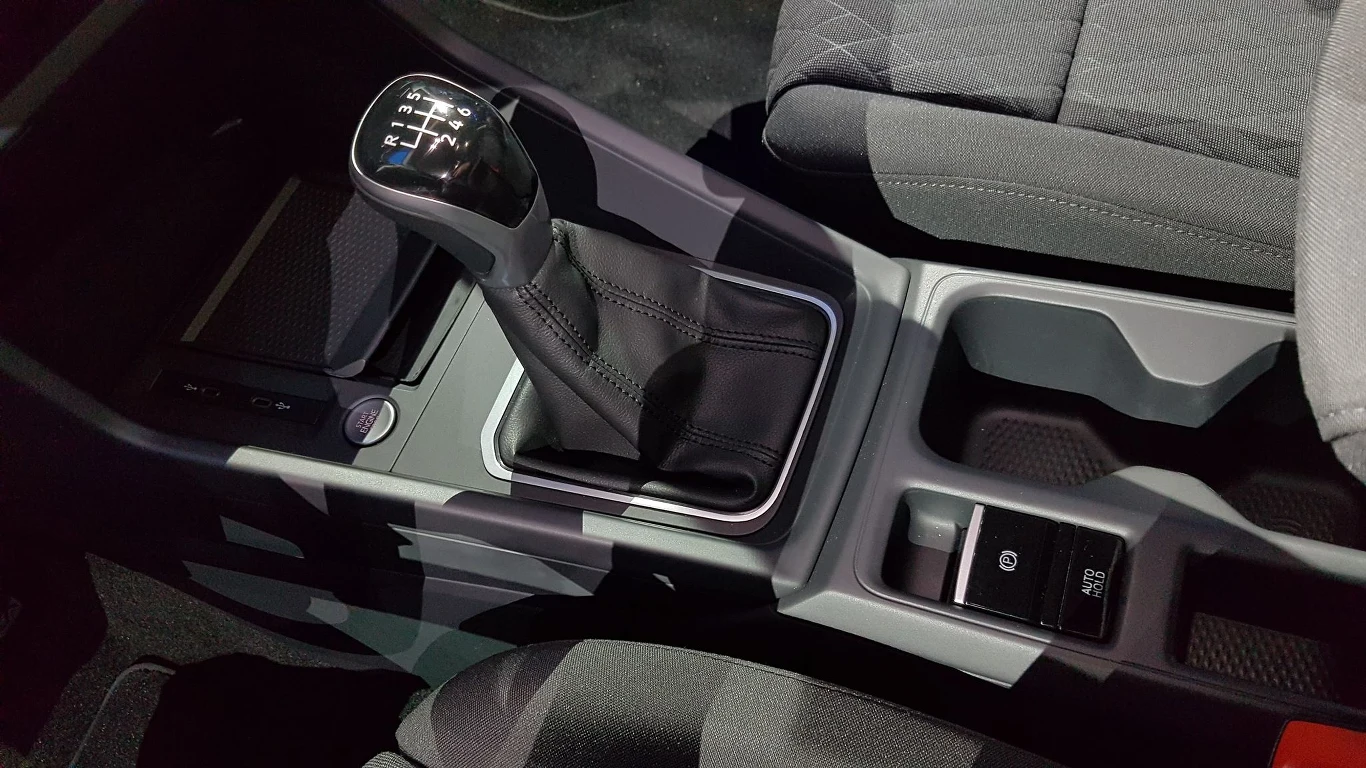 Kolejna nowość w Caddy: cyfrowe powierzchnie dotykowe dla funkcji świateł, widoku, systemu audio i funkcji menu. Obrotowy przełącznik świateł spełnił już swoje historyczne zadanie, a jego rolę przejmuje teraz układ dotykowych przycisków Light & Sight po lewej stronie kierownicy. Za pomocą przycisków bezpośredniego dostępu można bardzo szybko i łatwo dotrzeć do różnych pozycji menu głównego systemu obsługi. Ponadto, diodowe oświetlenie wewnętrzne, ergonomiczne fotele i zasilanie zewnętrznych urządzeń napięciem 230 V, uprzyjemniają każdą podróż. Kolejną nowinką jest wentylacja dachowa usprawniająca działanie klimatyzacji oraz szybsza wentylacja stacjonarna z tyłu. Kolejna nowość w Caddy: cyfrowe powierzchnie dotykowe dla funkcji świateł, widoku, systemu audio i funkcji menu. Obrotowy przełącznik świateł spełnił już swoje historyczne zadanie, a jego rolę przejmuje teraz układ dotykowych przycisków Light & Sight po lewej stronie kierownicy. Za pomocą przycisków bezpośredniego dostępu można bardzo szybko i łatwo dotrzeć do różnych pozycji menu głównego systemu obsługi. Ponadto, diodowe oświetlenie wewnętrzne, ergonomiczne fotele i zasilanie zewnętrznych urządzeń napięciem 230 V, uprzyjemniają każdą podróż. Kolejną nowinką jest wentylacja dachowa usprawniająca działanie klimatyzacji oraz szybsza wentylacja stacjonarna z tyłu.