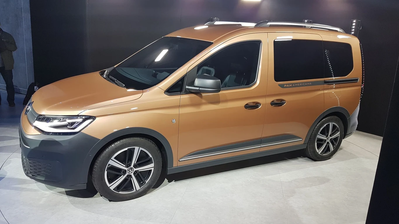 Caddy zyskał kilka nowych cech. Należą do nich opcjonalna funkcja domykania odsuwanych bocznych drzwi i pokrywy bagażnika oraz również opcjonalny, rozciągający się nad pierwszym i nad drugim rzędem siedzeń szklany dach panoramiczny o powierzchni 1,4 m2. Nowością są także nowe, 18-calowe felgi aluminiowe oraz montowane standardowo w najwyższych wersjach wyposażenia reflektory diodowe i diodowe światła tylne. Po raz pierwszy w tym modelu pojawia się też bezkluczykowy dostęp, zapłon i zamykanie pojazdu (Keyless Access – w skrócie Kessy) oraz cyfrowy kokpit „Digital Cockpit”. Caddy zyskał kilka nowych cech. Należą do nich opcjonalna funkcja domykania odsuwanych bocznych drzwi i pokrywy bagażnika oraz również opcjonalny, rozciągający się nad pierwszym i nad drugim rzędem siedzeń szklany dach panoramiczny o powierzchni 1,4 m2. Nowością są także nowe, 18-calowe felgi aluminiowe oraz montowane standardowo w najwyższych wersjach wyposażenia reflektory diodowe i diodowe światła tylne. Po raz pierwszy w tym modelu pojawia się też bezkluczykowy dostęp, zapłon i zamykanie pojazdu (Keyless Access – w skrócie Kessy) oraz cyfrowy kokpit „Digital Cockpit”.