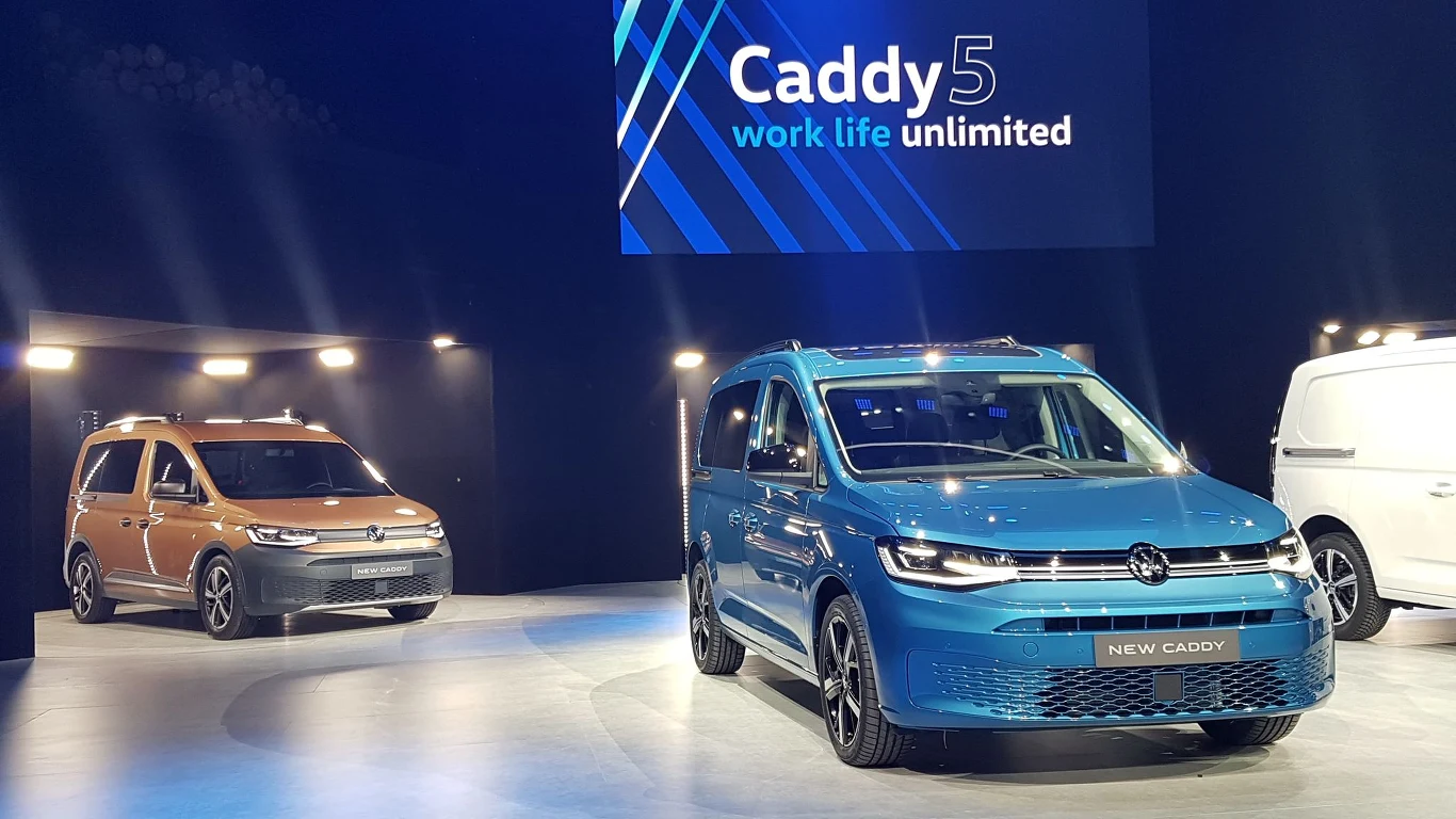 Może być samochodem dostawczym, autem do przewozu osób, rodzinnym vanem lub kamperem o nieograniczonych możliwościach: Caddy. Jak dotąd wyprodukowano go w liczbie ponad trzech milionów egzemplarzy. Teraz Volkswagen Samochody Dostawcze odkrywa przed światem piątą generację Caddy. Może być samochodem dostawczym, autem do przewozu osób, rodzinnym vanem lub kamperem o nieograniczonych możliwościach: Caddy. Jak dotąd wyprodukowano go w liczbie ponad trzech milionów egzemplarzy. Teraz Volkswagen Samochody Dostawcze odkrywa przed światem piątą generację Caddy.