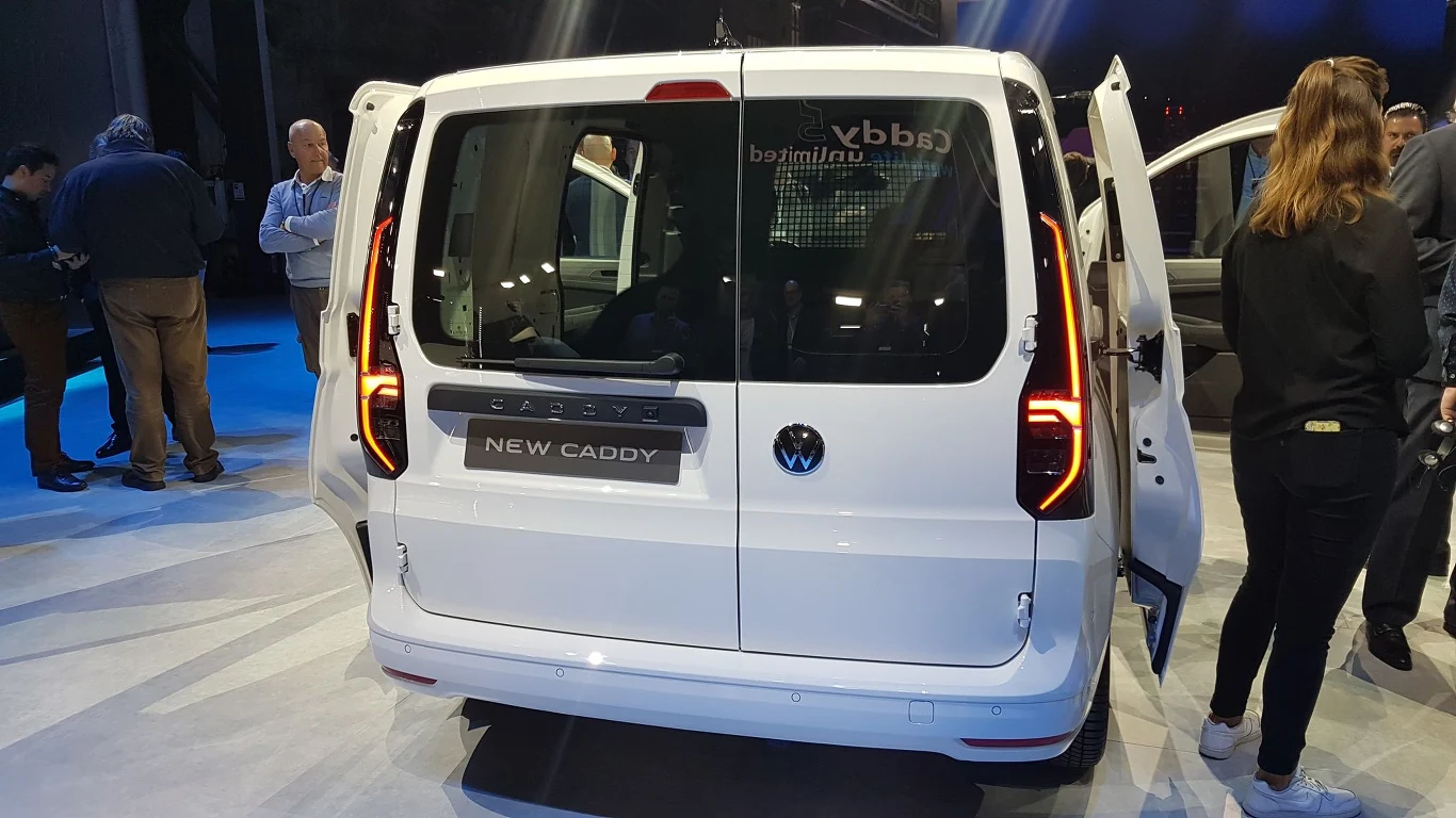 Równie wydajne i zrównoważone środowiskowo są: turbodoładowany silnik benzynowy TSI o mocy 84 kW/116 KM oraz doładowany silnik na gaz ziemny TGI. Równie wydajne i zrównoważone środowiskowo są: turbodoładowany silnik benzynowy TSI o mocy 84 kW/116 KM oraz doładowany silnik na gaz ziemny TGI.