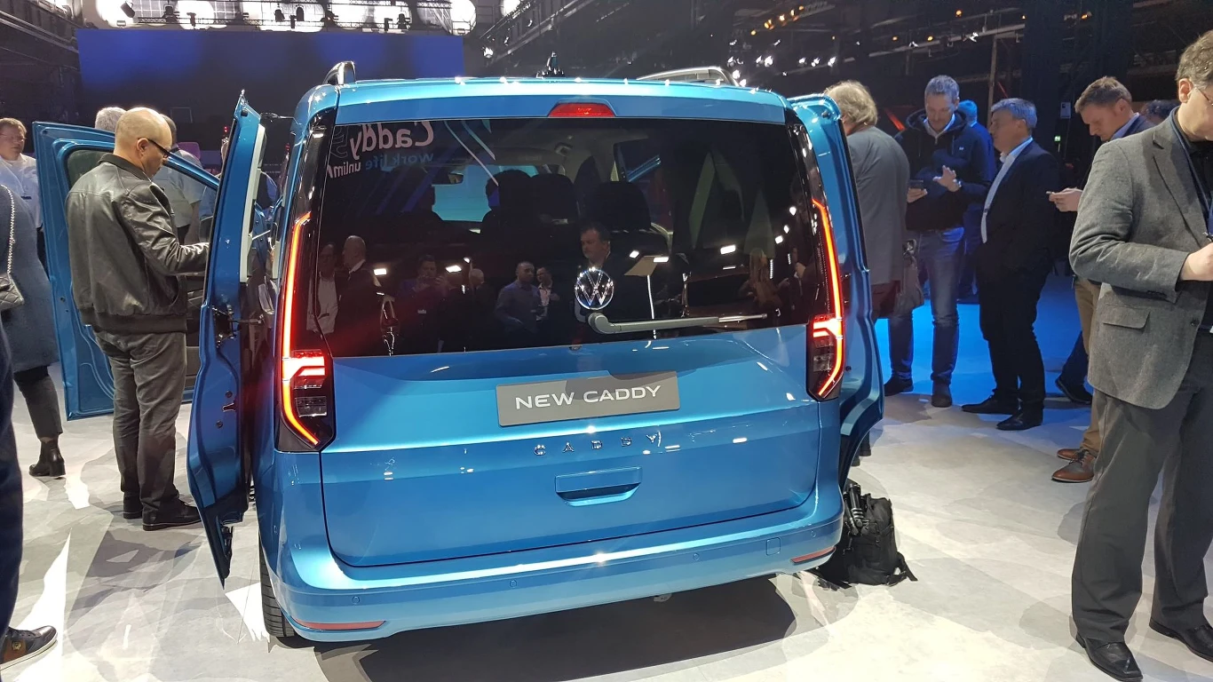 Nowy Caddy pojawi się - podobnie jak jego poprzednik – w różnych wersjach nadwozia: jako furgon, kombi i wielu wersjach samochodu osobowego. Nazewnictwo linii wersji osobowych zostało zmienione: model bazowy będzie się teraz nazywał ‘Caddy’, wersja wyższa specyfikacji to ‘Life’ i w końcu wersja premium to ‘Style’. Wszystkie nowe wersje są lepiej wyposażone niż wersje modelu poprzedniego. Nowy Caddy pojawi się - podobnie jak jego poprzednik – w różnych wersjach nadwozia: jako furgon, kombi i wielu wersjach samochodu osobowego. Nazewnictwo linii wersji osobowych zostało zmienione: model bazowy będzie się teraz nazywał ‘Caddy’, wersja wyższa specyfikacji to ‘Life’ i w końcu wersja premium to ‘Style’. Wszystkie nowe wersje są lepiej wyposażone niż wersje modelu poprzedniego.