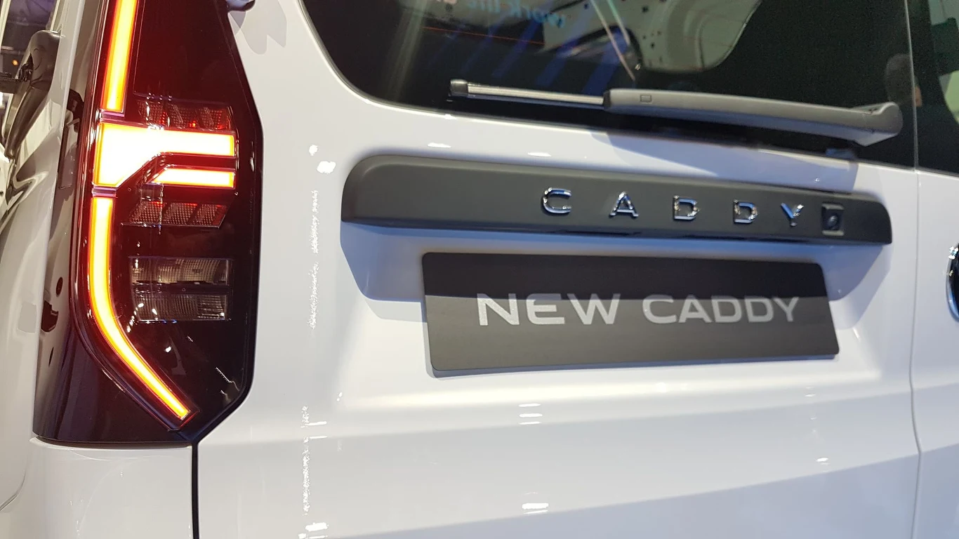 Nowe rozwiązania techniczne układów napędowych mają wyraźnie pozytywny wpływ zarówno na ekologię, jak i na ekonomię: w zależności od wersji silnika, przewidywane zużycie paliwa przez Caddy jest do dwunastu procent niższe niż w poprzednim modelu. Nowe rozwiązania techniczne układów napędowych mają wyraźnie pozytywny wpływ zarówno na ekologię, jak i na ekonomię: w zależności od wersji silnika, przewidywane zużycie paliwa przez Caddy jest do dwunastu procent niższe niż w poprzednim modelu.