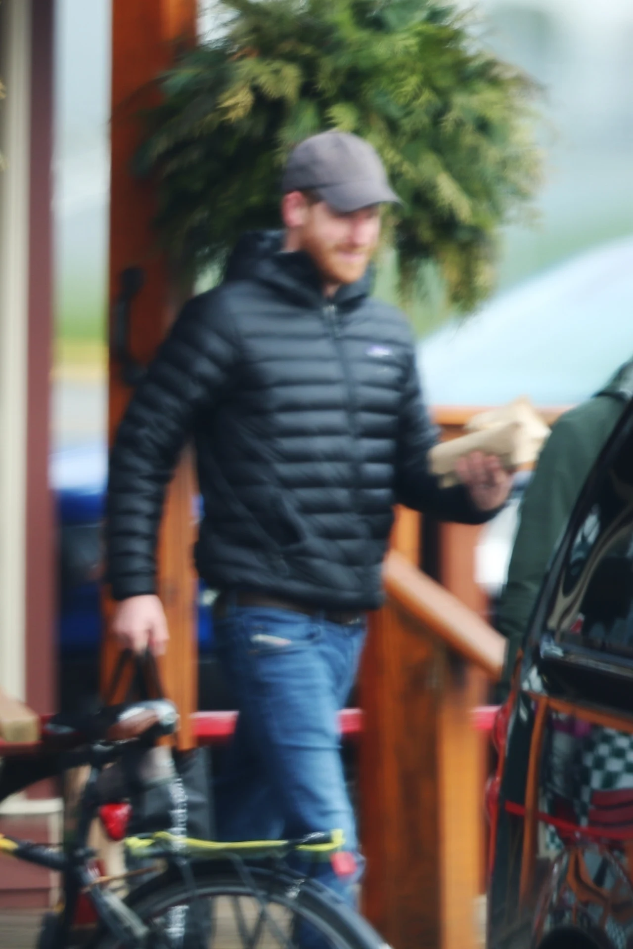 Książę Harry wyskoczył po kanapkę Książę Harry wyskoczył po kanapkę